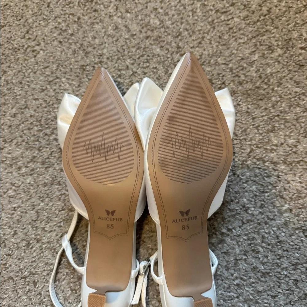 Elegant White Bow Slingback Heels - Picture 3 of 3